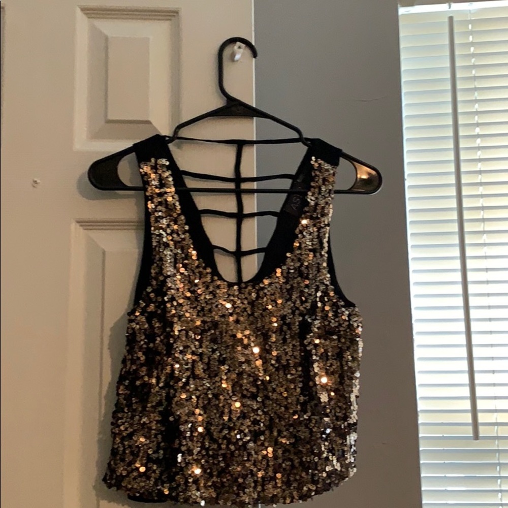 Crop top sequin shirt.